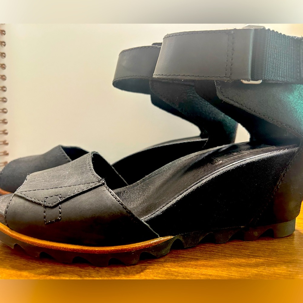 Sorel wedge sandals black size 8.5